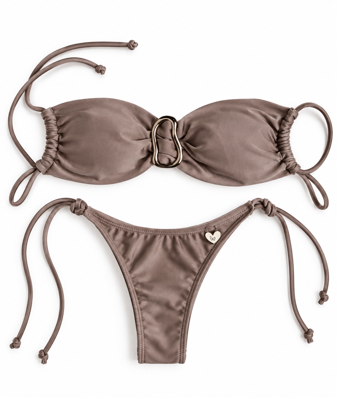 La bikini Íris Visón, con corpiño bandeau y detalle metálico central